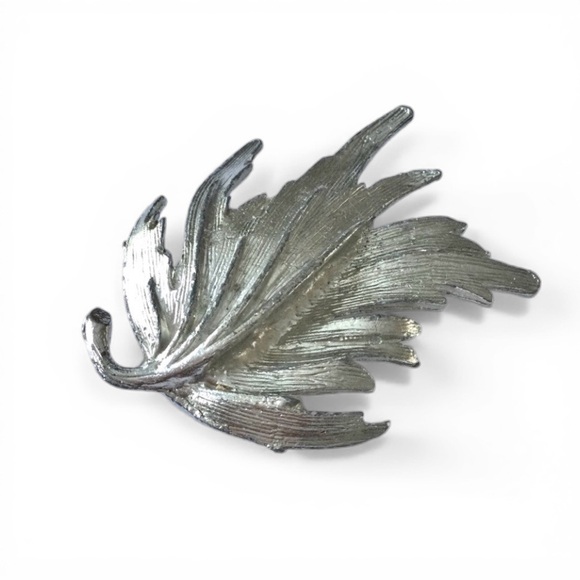 Vintage Mid‑Century Silver‑Tone Leaf Brooch – Sculptural & Weighted - Picture 4 of 13